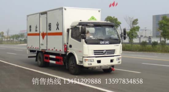 東風(fēng)多利卡易燃液體廂式運輸車(chē)