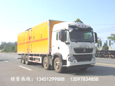 重汽前四后八易燃液體廂式運輸車(chē)（國六）